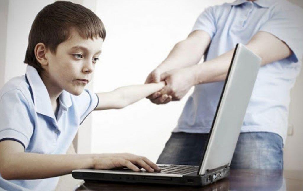 تاثیر-شبکه-های-اجتماعی-بر-رفتار-کودکان